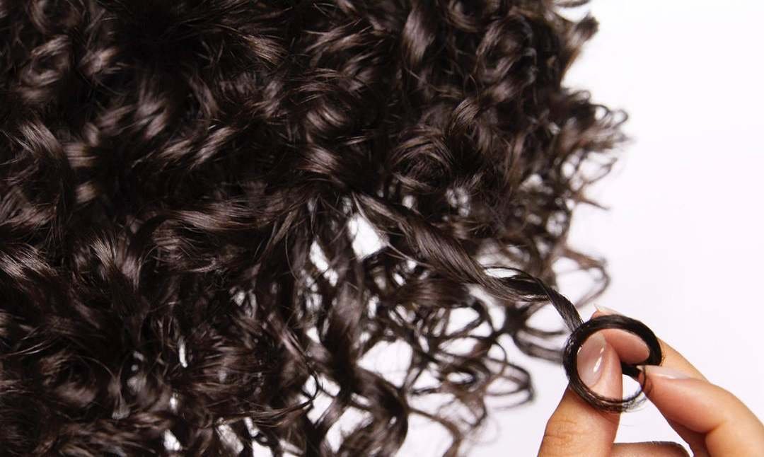 Cómo cortar el pelo rizado en seco |L’Oréal Paris